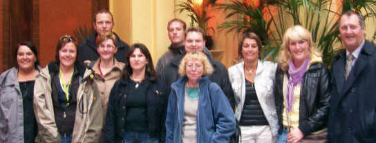 Die Teilnehmer der „Jubiläumsfahrt 2009“. In der Mitte: Lehrerin Gabriele Schüttelhöfer, rechts: Gordon Connolly, Kreismitarbeiter West Lothian