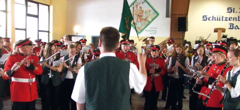 The image shows the Linlithgow Reed Band and the Voßwinkel wind band musicians making music together during the Schützenfest in Bachum in July 2011.